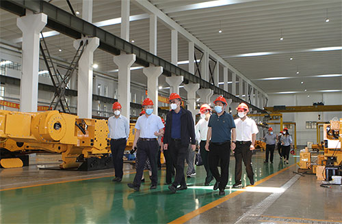 青浦區(qū)委書記徐建一行來我公司走訪考察(圖1) 青浦區(qū)委書記徐建一行來我公司走訪考察(圖1)