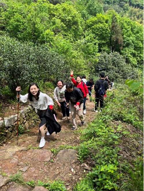 圖片2.jpg 【登山望湖 走進春天】上海創(chuàng)力集團開展2024年山野徒步活動(圖3)