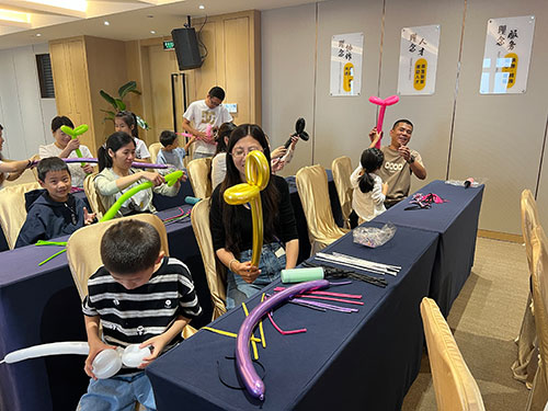 過程2.jpg 【月滿華誕 匠心傳情】創(chuàng)力集團(tuán)舉辦“團(tuán)圓慶華誕”親子活動?(圖3)